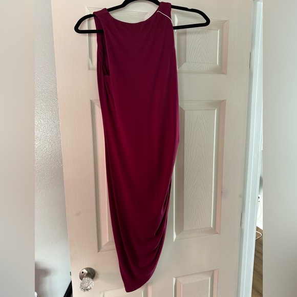 4/$25 Like new Halara round neck rouched dress sz m burgundy
Pet friendly home - Picture 3 of 5